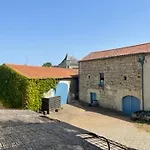 Sirona - Domaine Viticole Et D'hotes 3* Le Puy-Notre-Dame